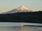 Fim de tarde em Pucón, no sul do Chile, com o vulcão Villarrica ao fundo